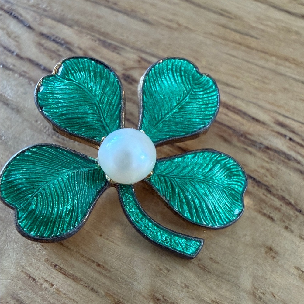 Elegant Green Clover Brooch with Pearl Accent vintage 1950-1960s